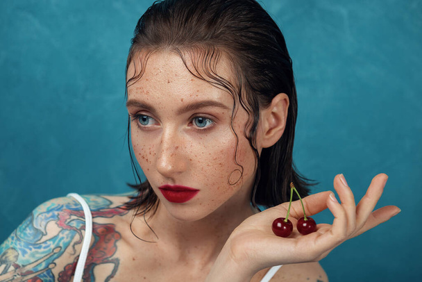 Detailní portrét mladého modelky s třešňovými bobulemi.  - Fotografie, Obrázek