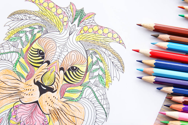 Desenho para colorir e lápis na mesa
 - Foto, Imagem