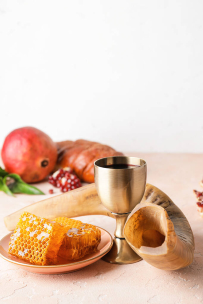 Schofar, sakramentaler Kelch mit Wein und Honig auf dem Tisch. Rosch Haschana (jüdisches Neujahr) - Foto, Bild
