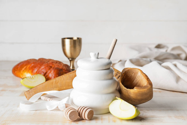 Шофар с медом и яблоком на столе. Празднование Рош ха-Шана (еврейского Нового года) - Фото, изображение