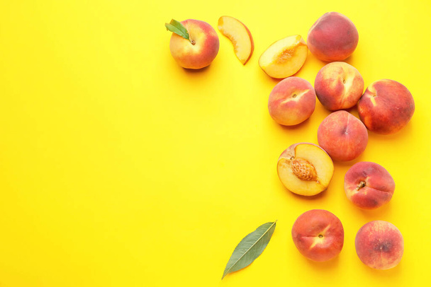 Viele reife Pfirsiche auf farbigem Hintergrund - Foto, Bild