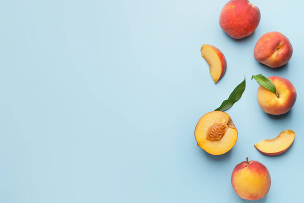 Ripe peaches on color background - Foto, afbeelding
