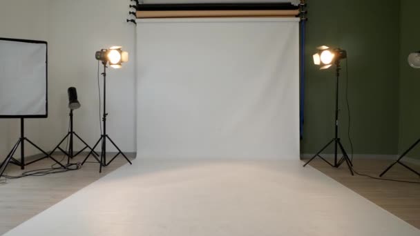Interior del estudio de fotografía con equipo moderno - Metraje, vídeo