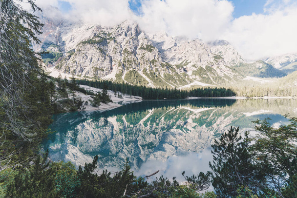 美しい山の湖ラゴ・ディ・ブライヤの絵のような景色ドロミテ,イタリア - 写真・画像