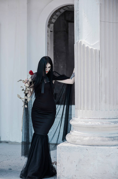 Vrouw in zwarte lange jurk, gotische stijl, klassieke dame gothic, victoriaanse stijl. Halloweenjurk - Foto, afbeelding