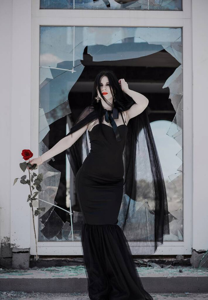 Kobieta w czarnej długiej sukience, w stylu gotyckim, klasyczna pani gotyk, w stylu wiktoriańskim. Halloween sukienka - Zdjęcie, obraz