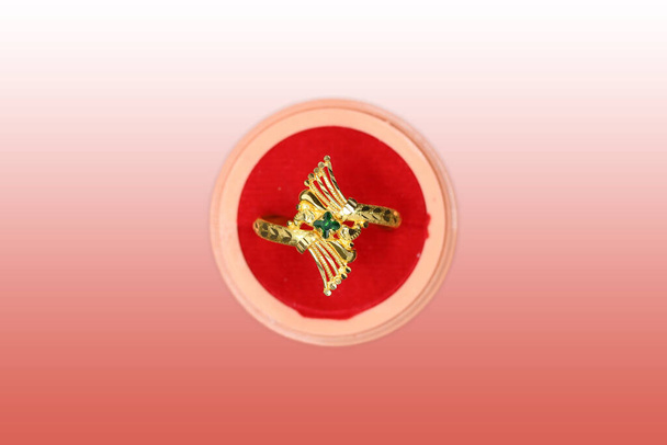 Goldener Ring mit grünem Stein zieht Frauen an, Goldschmuck - Foto, Bild