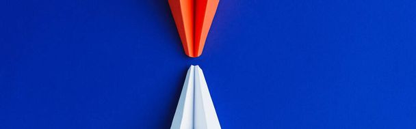 flat lay with white and red paper planes on blue background, leadership concept, panoramic shot - Фото, зображення