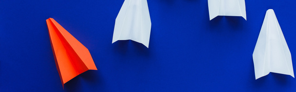 top view fehér és piros papír síkok kék háttér, vezetői koncepció, panoráma lövés - Fotó, kép