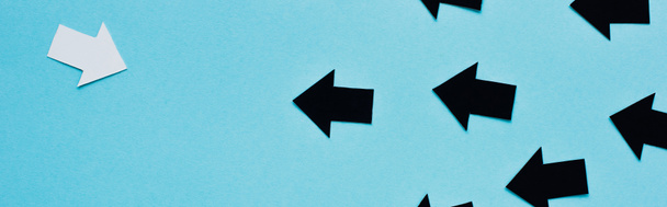 plan panoramique de flèches noires et blanches sur fond bleu, concept de leadership - Photo, image