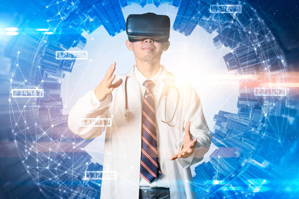 VRゴーグルを装着した医師が未来のホログラムでオーバーレイ。コロナウイルス、パンデミック、未来の概念は. - 写真・画像
