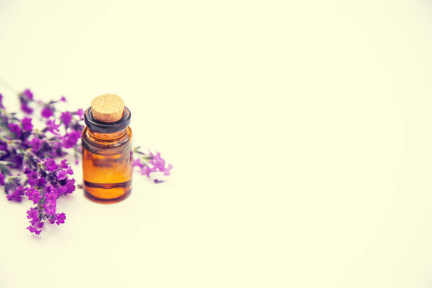 Etherische olie van lavendel in een kleine fles. Selectieve focus.nature. - Foto, afbeelding