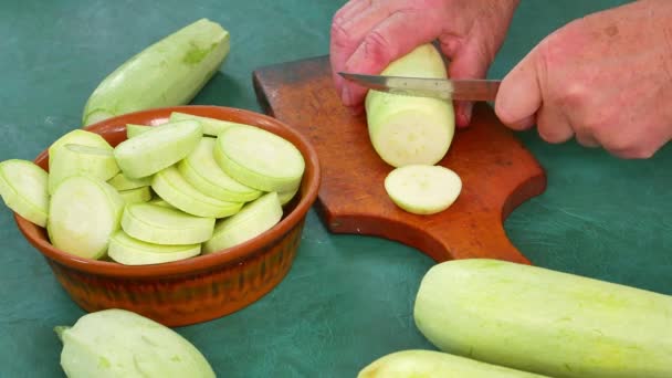 Mutfak bıçağıyla sebze iliği doğramak. İnsan eli. Yemek pişirmek. Sağlıklı yiyecekler. Sebze salatası. Sebze toplayın. Promosyon videosu. Yemek tarifi. Ev mutfağı. Kesme tahtası. Mutfak aracı. - Video, Çekim