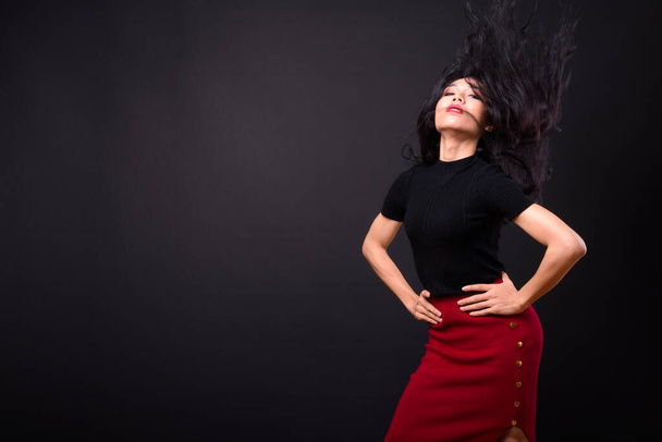 Studio plan de jeune belle asiatique transgenre femme d'affaires sur fond noir - Photo, image