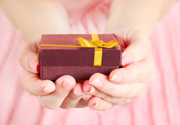 Caja de regalo en mano
 - Foto, imagen