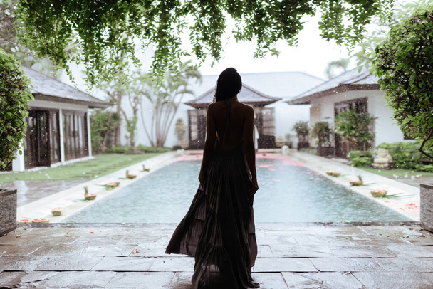 Girl relaxing in the pool on luxury villa in Bali. - Foto, Imagen