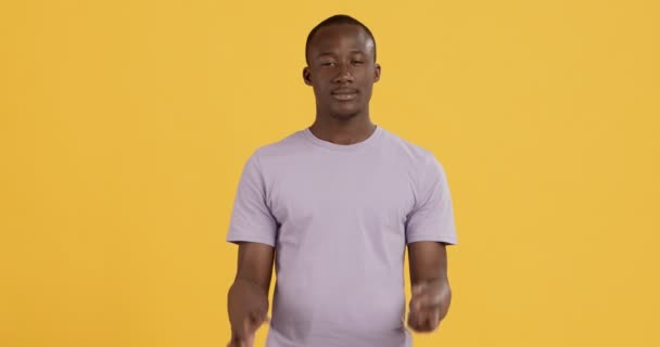 Positieve zwarte man kruist vingers, hoop op fortuin - Video