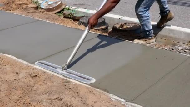 Leg een nieuwe stoep in nat beton op vers gegoten trottoirs - Video