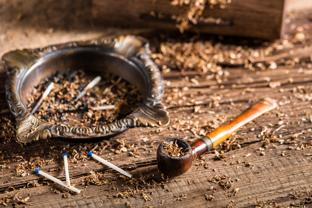 Old pipe tobacco with ashtray - Foto, afbeelding