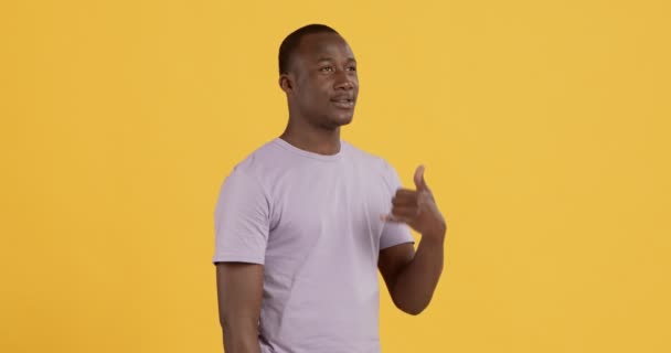Αφροαμερικάνος φλερτάρει με την κάμερα, δείχνοντας τηλεφωνική χειρονομία - Πλάνα, βίντεο