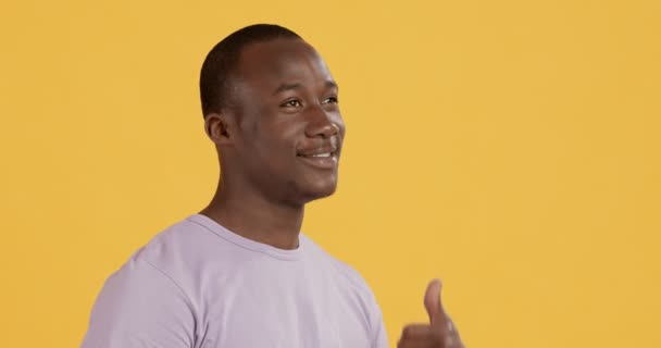 Positivo afroamericano hombre mostrando gesto telefónico
 - Metraje, vídeo