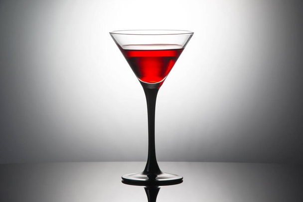 Červený koktejl s likérem ve sklenici martini - Fotografie, Obrázek