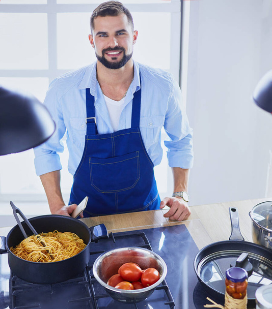 Man preparing delicious and healthy food in the home kitchen - Foto, Imagen