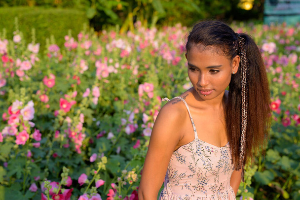 Portret młodej pięknej Azjatki relaksującej się w parku - Zdjęcie, obraz