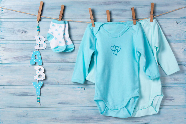 Babykleidung, kleine Socken und Wortbaby an der Wäscheleine - Foto, Bild