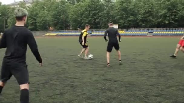 Im Stadtstadion übten die Spieler des Fußballclubs im Training die Technik des Ballbesitzes. Nahaufnahme - Filmmaterial, Video