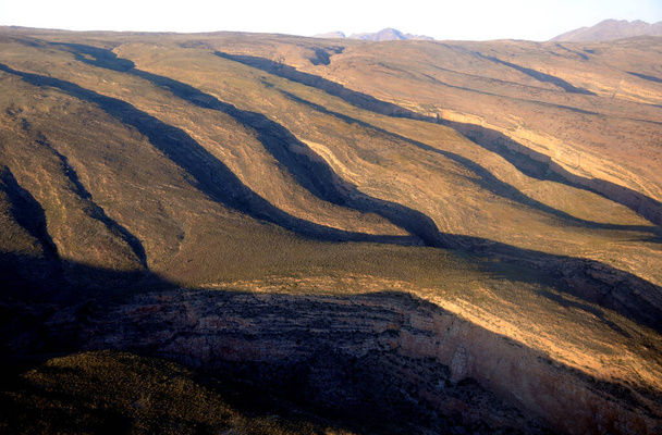 Сопряжённые эрозии, сформировавшиеся на протяжении тысяч лет в горах Лангеберг, Южная Африка - Фото, изображение