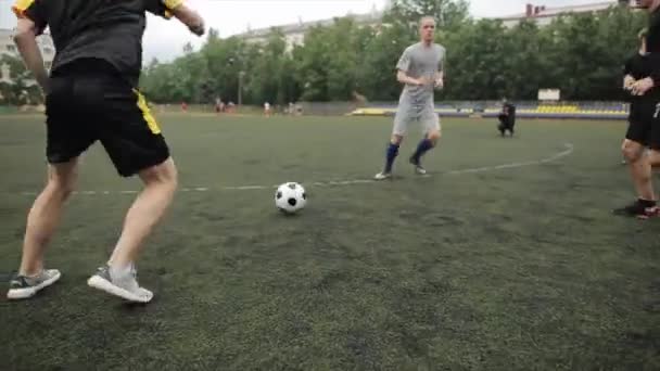 I giocatori della squadra di calcio in allenamento hanno praticato la tecnica del possesso palla nello stadio della città. Primo piano - Filmati, video