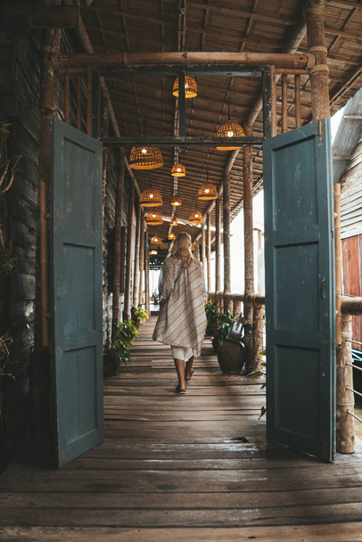 Woman entering in cafe in old town koh Lanta Yai, Thailand - Fotografie, Obrázek