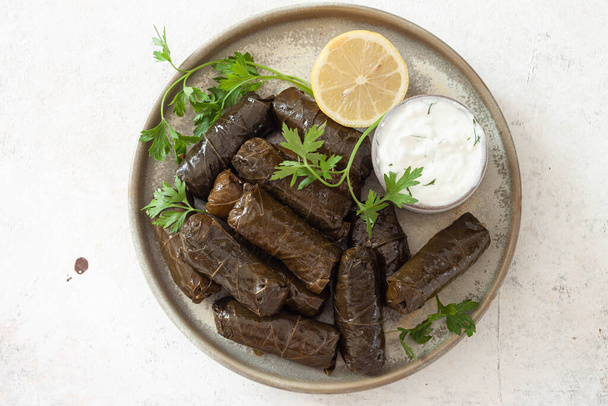 Dolma - stuffed grape leaves with rice. Traditional Caucasian, Turkish and Greek cuisine - Foto, afbeelding