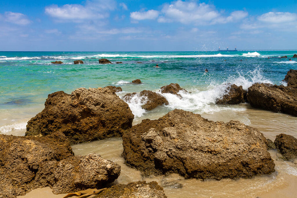 Belas rochas na praia Givat Olga em Hadera. Israel
. - Foto, Imagem