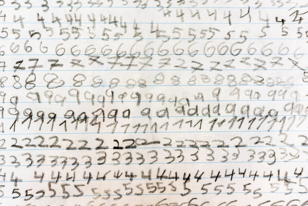 Compiti di un bambino della scuola primaria che ripete i numeri con una lettera per bambini. - Foto, immagini