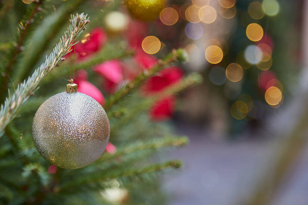 різдвяні прикраси кулі та іграшки на сосновому дереві
 - Фото, зображення