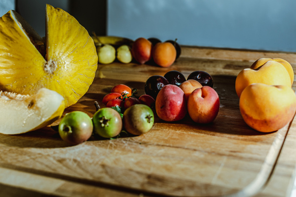 νεκρή φύση με φρέσκα ώριμα φρούτα εποχής σε ξύλινο τραπέζι  - Φωτογραφία, εικόνα