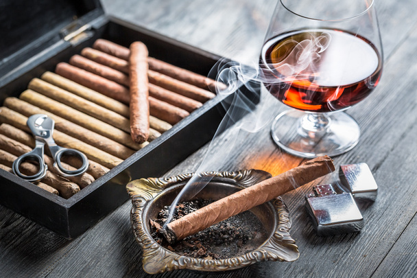 Smell of brandy and smoking a cigar - Φωτογραφία, εικόνα