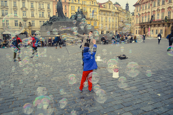 Children playing in Soap Bubbles in Prague Town Square - Foto, afbeelding