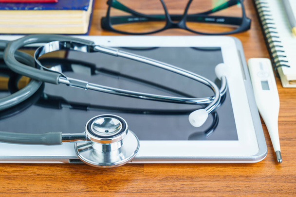Stéthoscope médical pour examen médical avec tablette sur la table du médecin en tant que concept médical - Photo, image