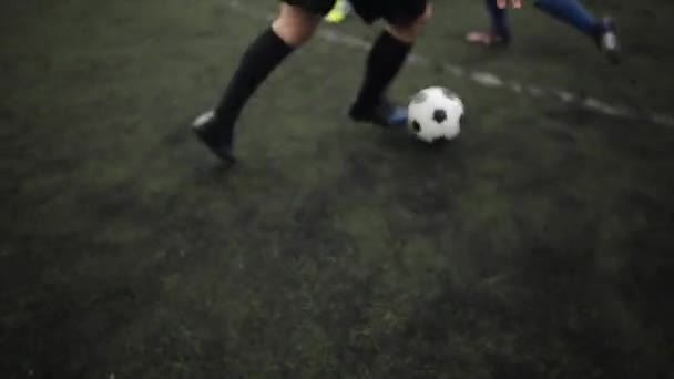 Игроки футбольного клуба на тренировках отрабатывали технику владения мячом на городском стадионе. Крупный план - Кадры, видео