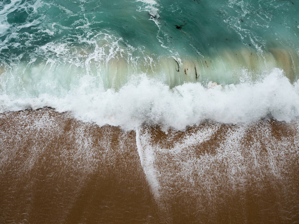 Величезні хвилі в бурхливу похмуру погоду розбиваються вздовж пісковику біля дванадцяти апостолів у солончакових розсадниках. - Фото, зображення