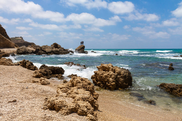 Όμορφα βράχια στην παραλία Givat Olga στην Χαντέρα. Ισραήλ. - Φωτογραφία, εικόνα