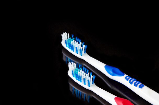 Зубна щітка на чорному тлі
 - Фото, зображення