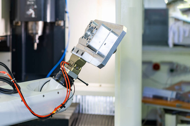 CNC加工センターの製造プロセスのための高速または迅速な柔軟なホルダークランプに設定するためのロボットアームキャッチとリフト製品ワーク - 写真・画像