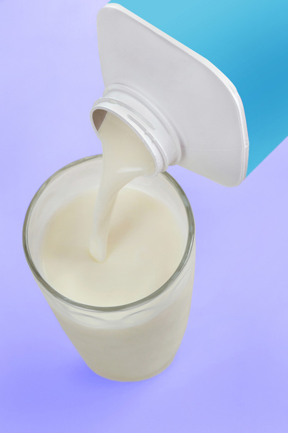 Verter leche sobre un vaso
 - Foto, imagen