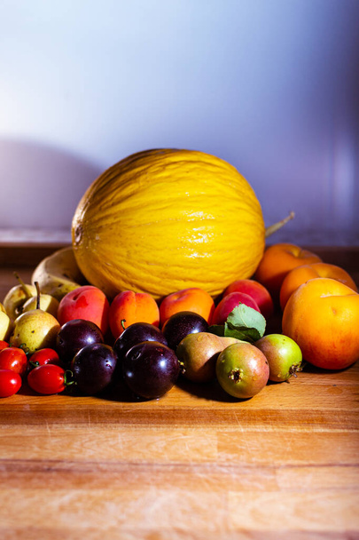 bodegón con frutas frescas maduras en temporada sobre mesa de madera
  - Foto, Imagen