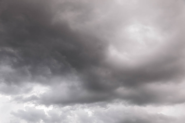 Přírodní pozadí s bouřkovými mraky. Tmavá dramatická obloha s bouřlivě šedými mraky před deštěm - Fotografie, Obrázek
