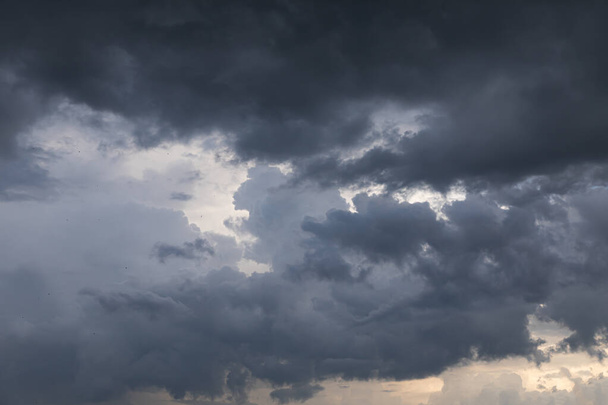 Luonto tausta myrskyisiä pilviä. Tumma dramaattinen taivas myrskyisän harmailla pilvillä ennen sadetta - Valokuva, kuva